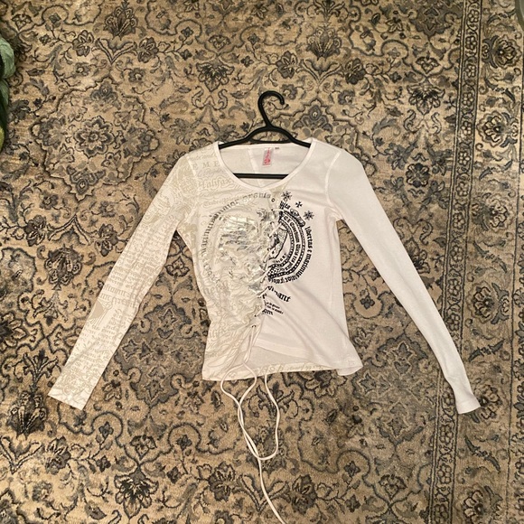 Thrifted cute y2k shirt. It’s in really good condition - Picture 1 of 5